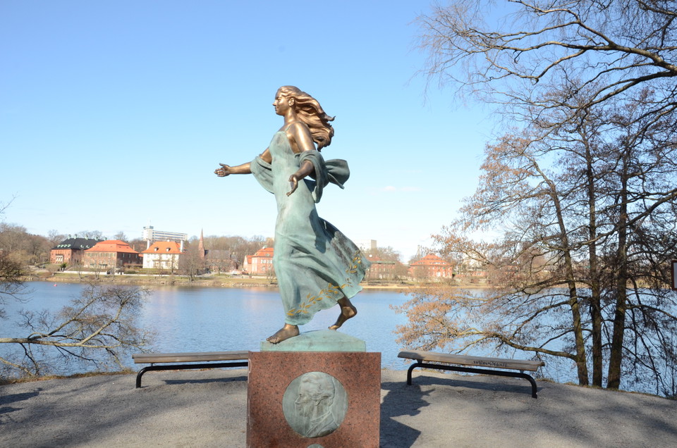 Staty med Diplomatstaden i bakgrunden.