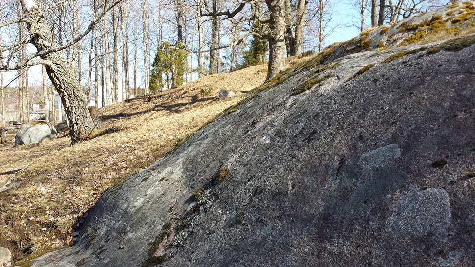 Skålgropar på lodrät häll.