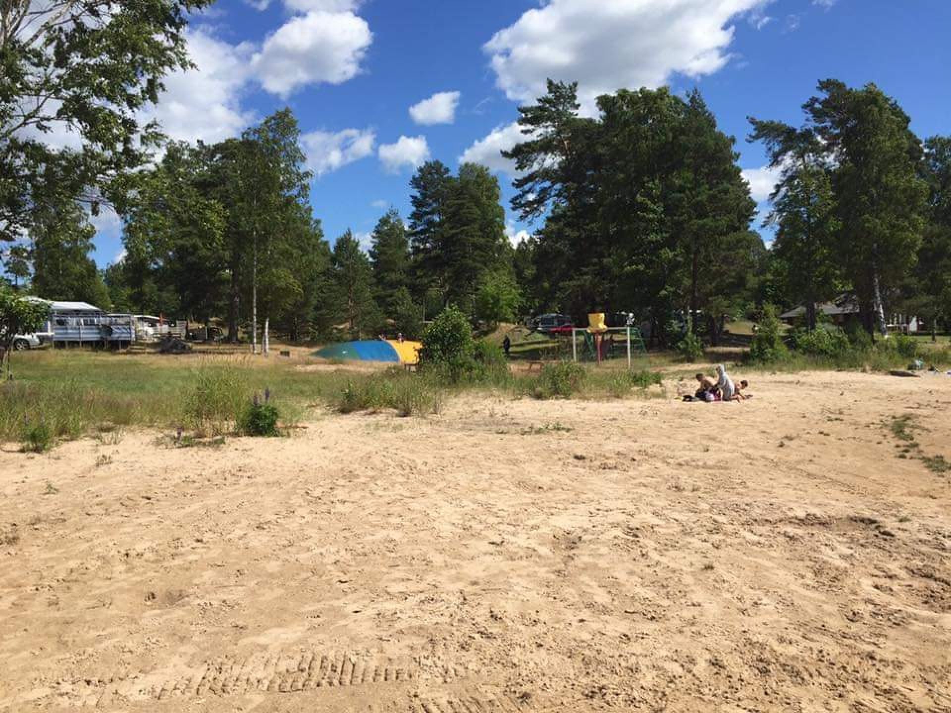 Mysig sandstrand är så härligt vid Vänerbadet på Revsands familjecamping.