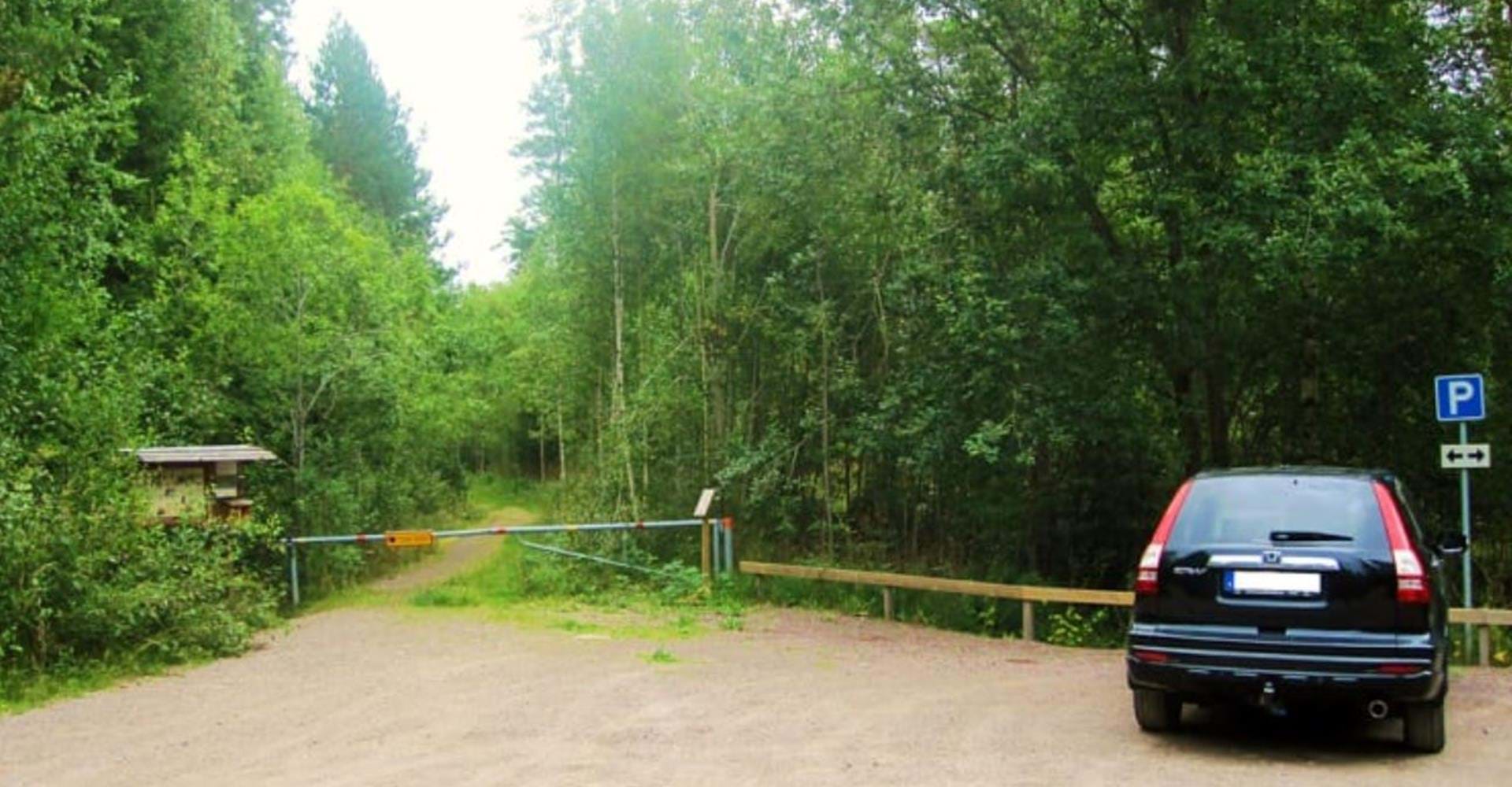 Parkeringsplats intill vägbom i Glotternskogen
Kolmården
Norrköping