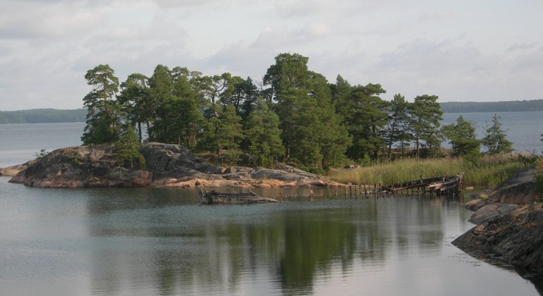 På Lilla Bergö finns fina klippor och i sundet ligger ett vrak.