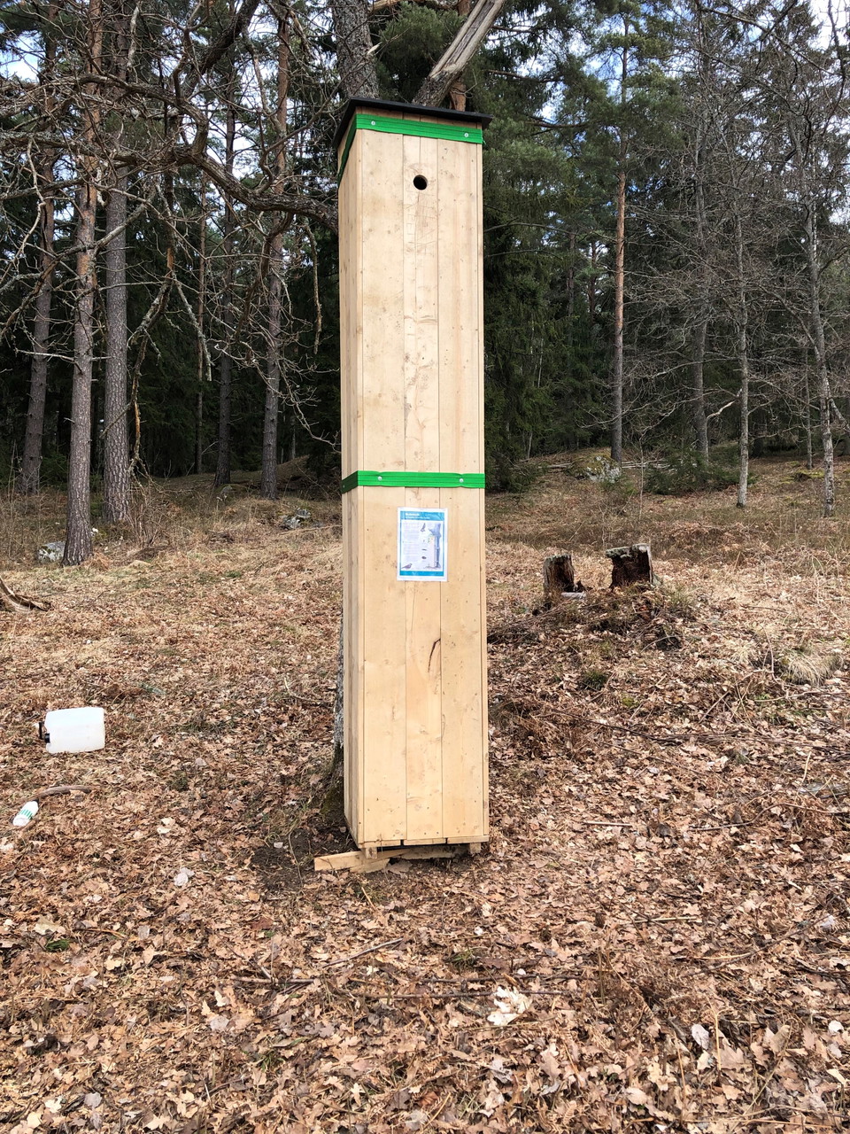 I backen står en mulmholk, som härmar ett gammalt ihåligt lövträd, en boplats för många insekter.