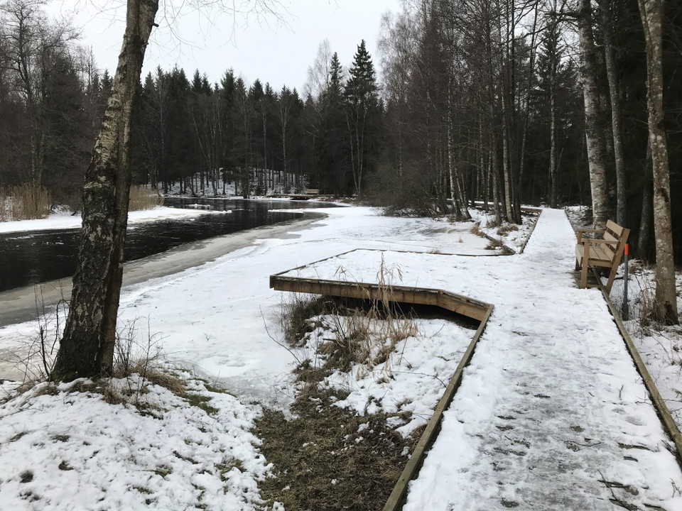snötäckt brygga vid Helge å