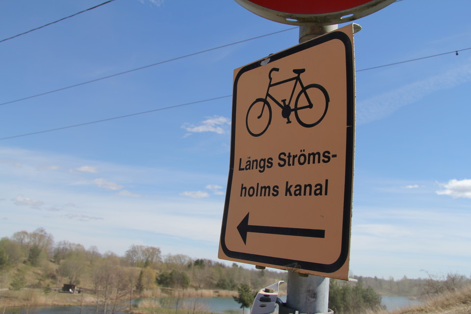 Skylt som visar ledens riktning.