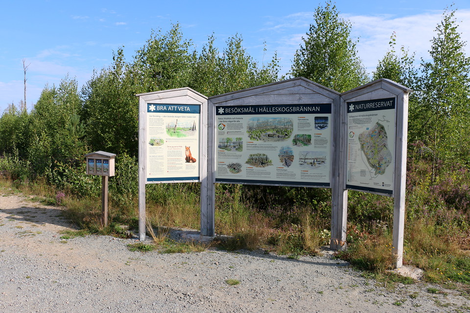 Informationstavla och postlåda med informationsblad