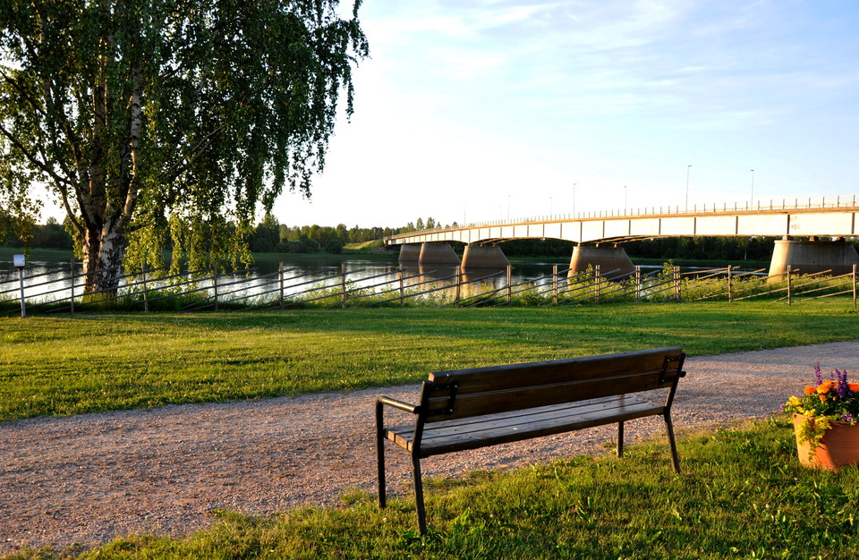 Längs Strandpromenaden finns pausbänkar utställda