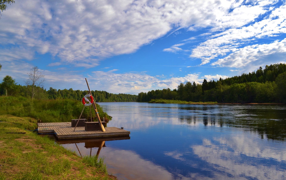 Vy över klarälven, med en flotte i förgrunden