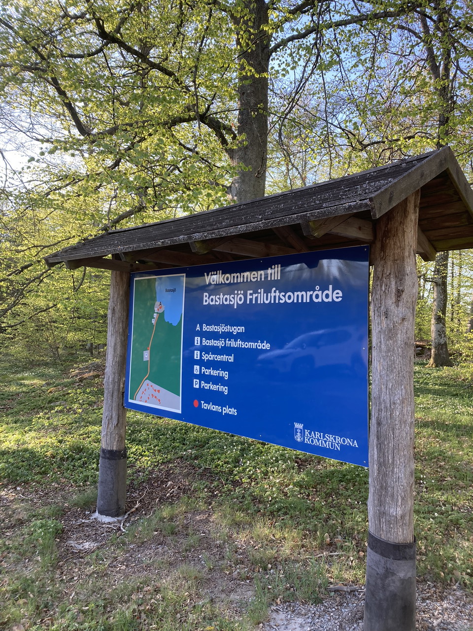 Informationsskylt vid parkeringen i Bastasjö.