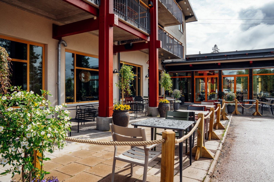 En uteplats med bord och stolar.