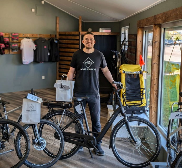 Adam på Cykelvarvet i Kristinehamn som visar upp en cykel.