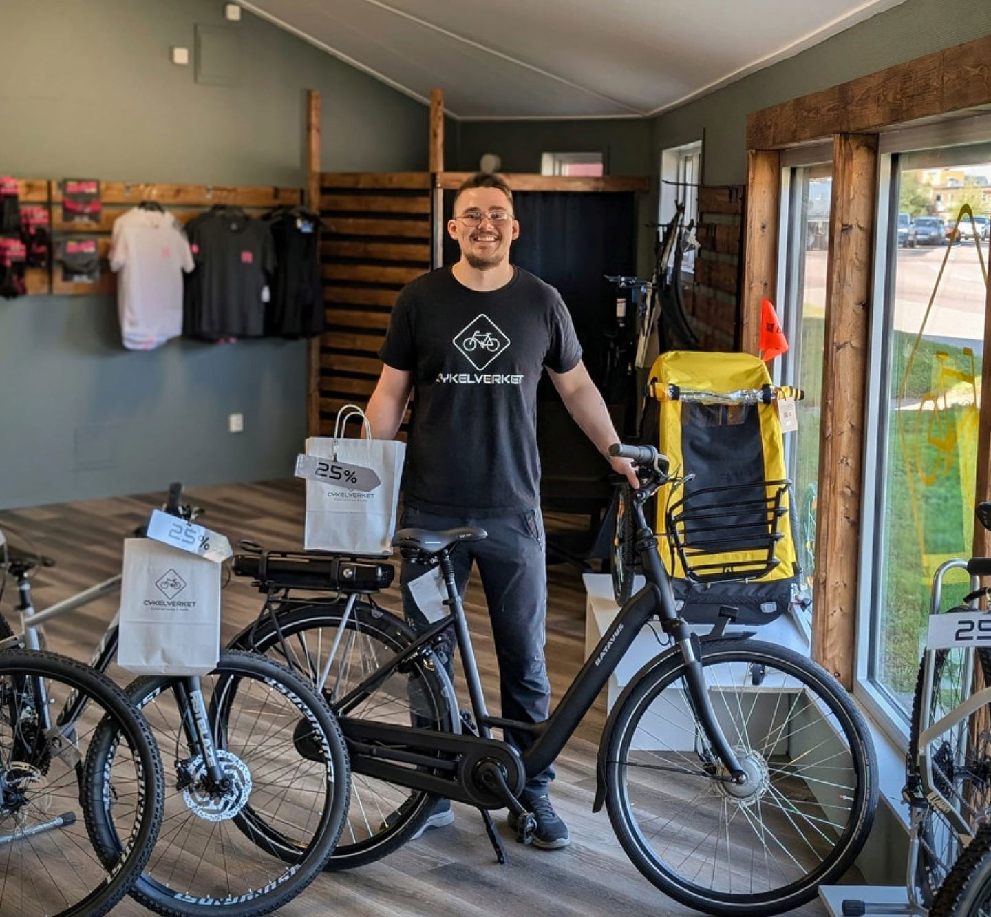 Adam på Cykelvarvet i Kristinehamn som visar upp en cykel.