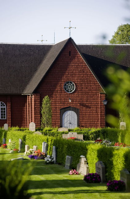 Kyrka, kyrkogård