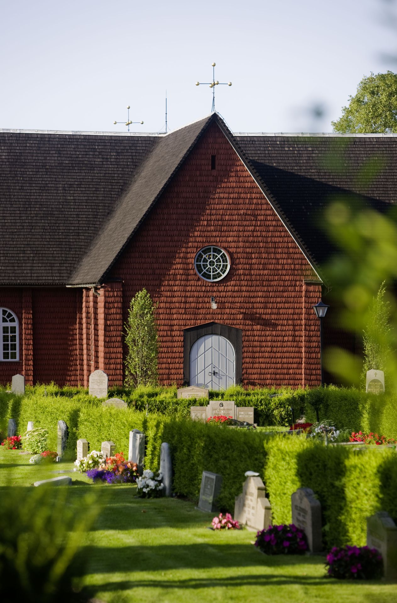 Kyrka, kyrkogård