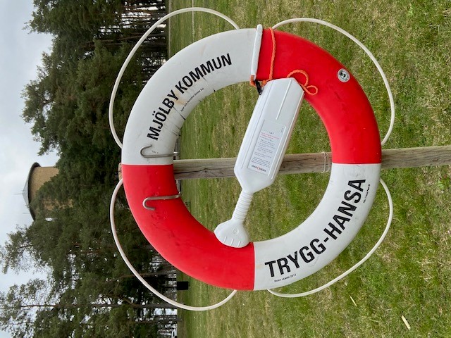 Bild på livboj med texten Mjölby kommun