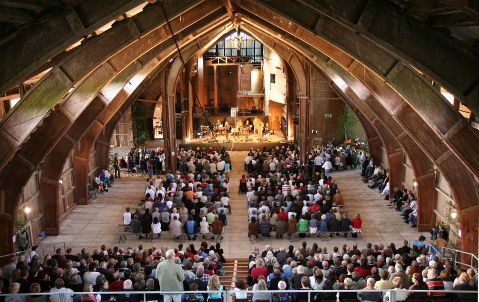 Konsert i Uddeholmsladan, sittande publik