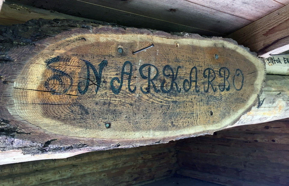 Träskylt med ordet Snarkarbo.