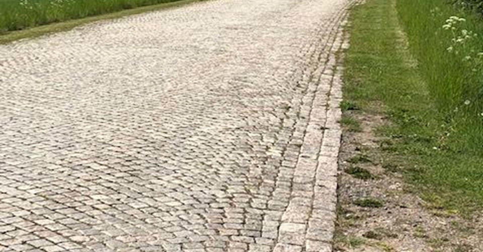 Riksettan, gamla riksvägen, belagd med gatsten