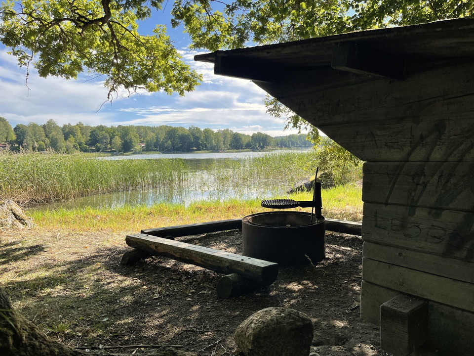 Vindskydd vid Sätravallen med utsikt över Sätrasjön.