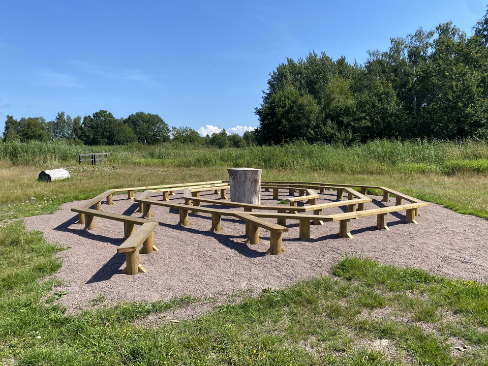 Labyrint för lek och sittbänk