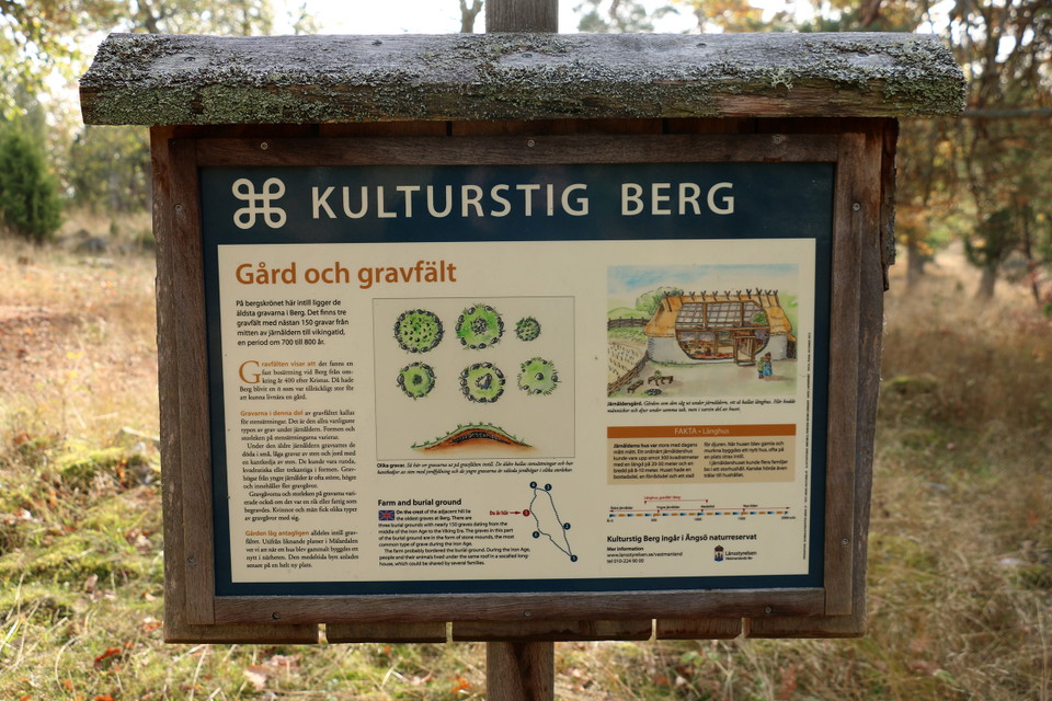 Informationstavla på en träställning.