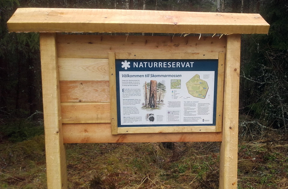 Informationstavla över naturreservatet.