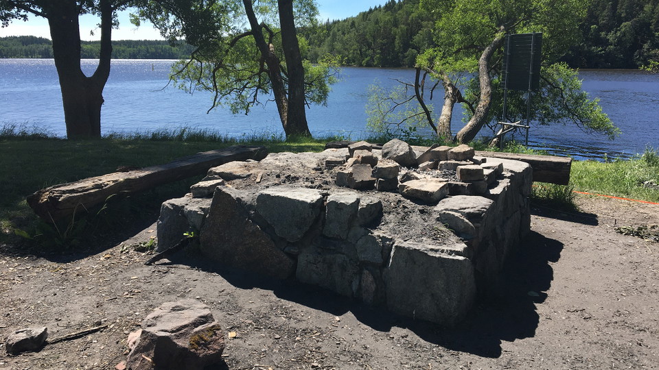 En grillplats vid en sjö.