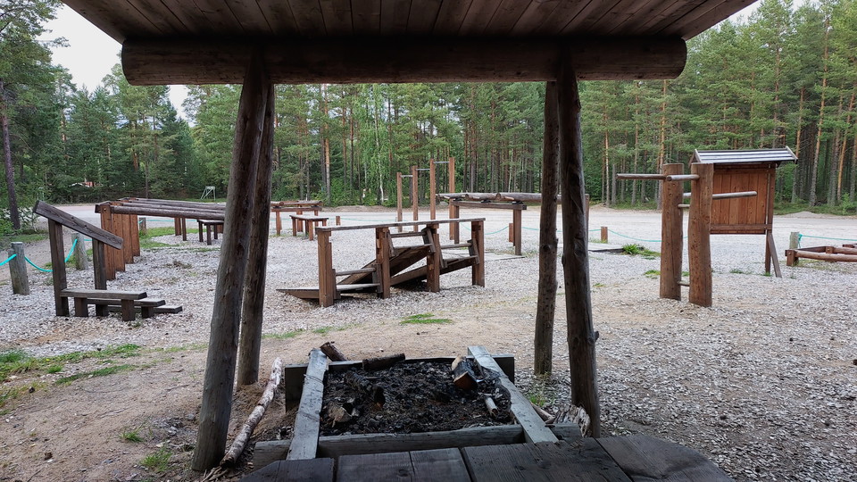 Vindskydd med grillplats