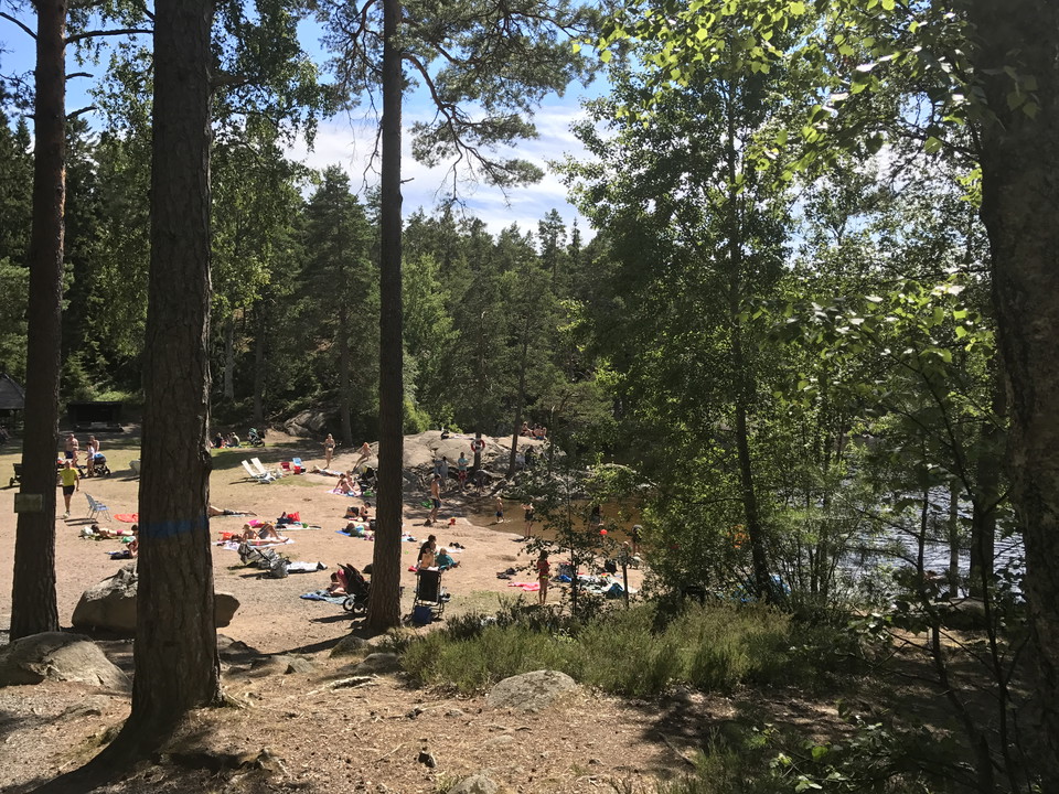 Populär sandstrand lockar många till bad under sommaren