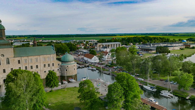 Bild: Härligt folkmyller och bilar i Vadstena.