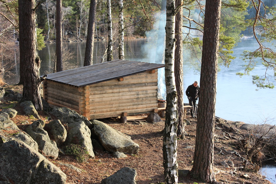 Vindskyddet ligger precis vid strandkanten. 