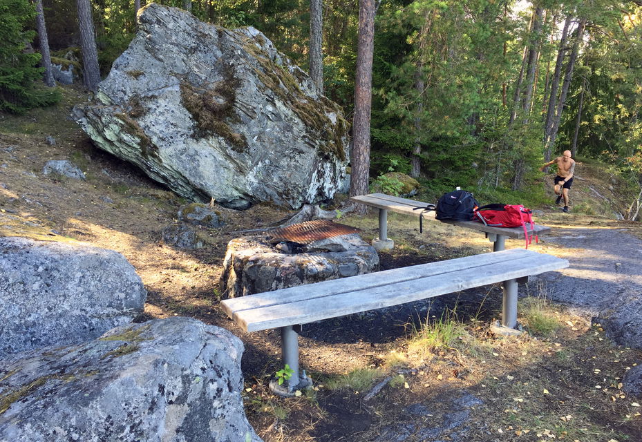 Eldstad och bänkar runt eldstaden.