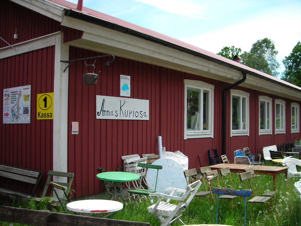 Gör ett fynd på  Annas kuriosa eller någon av  de andra butikerna längs vägen