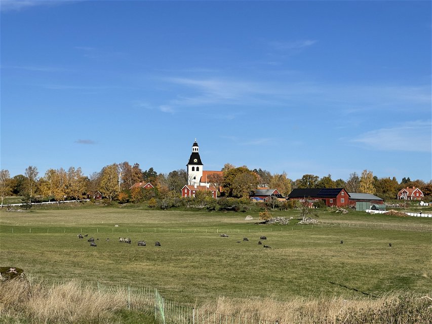 Vy mot Vårdnäs kyrka och by.