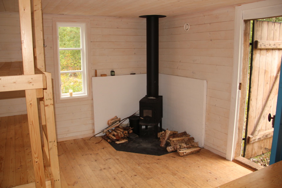 Liten kamin i hörn.