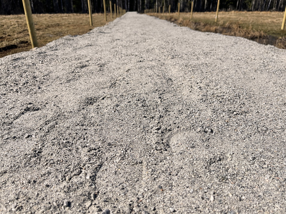 Fotavtryck i gruset på stigen.