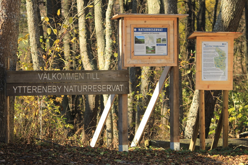 Informationstavlor vid parkeringen.