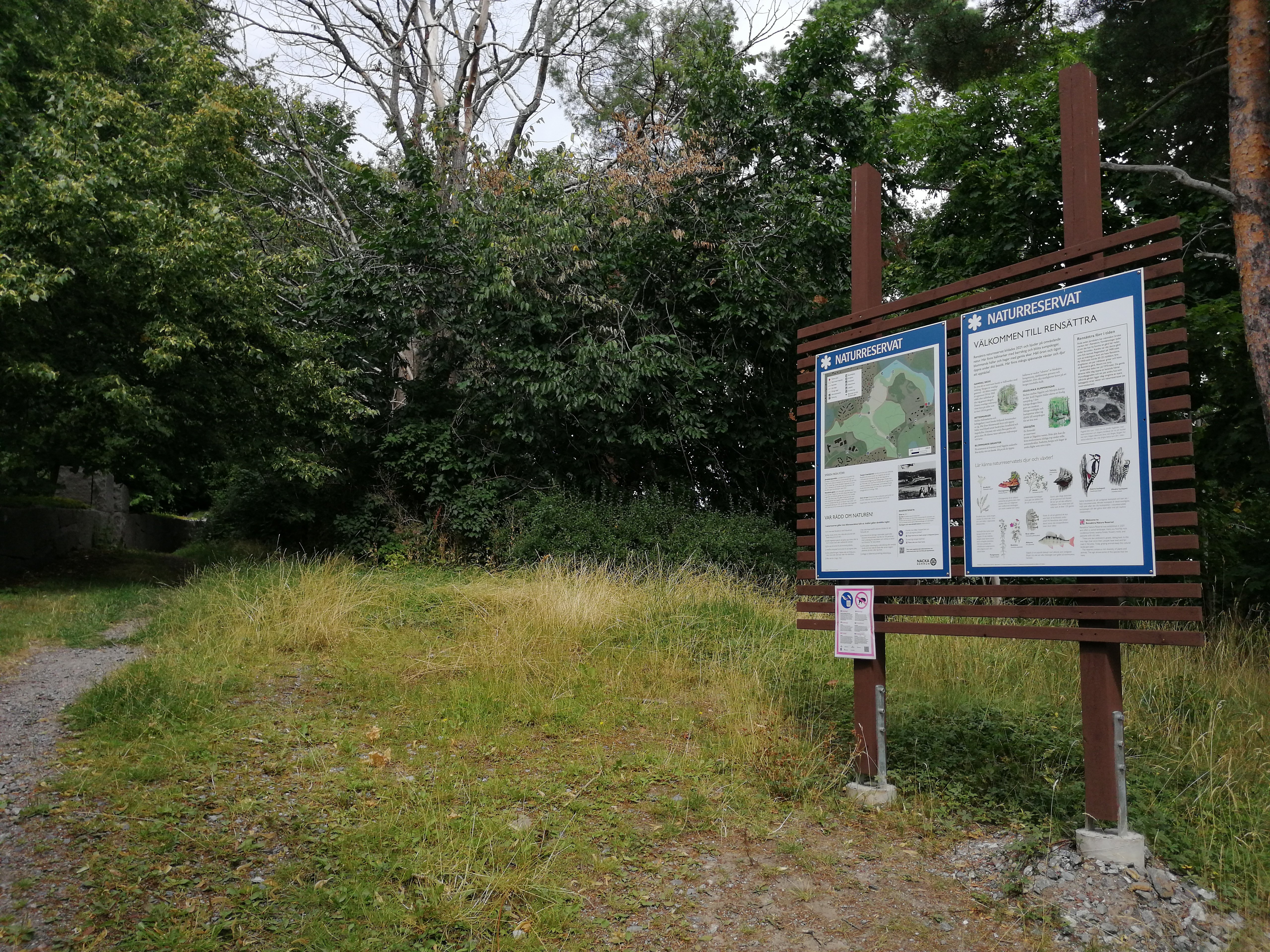 Informationsskylt vid Boo kyrkvägs entré till Rensättra naturreservat ...