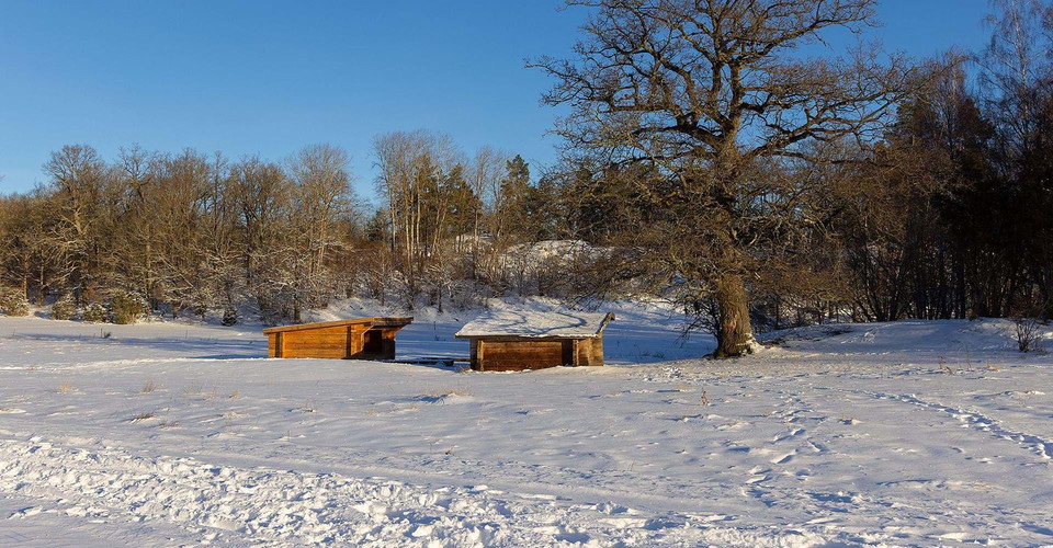 Vindskydd Tinnerö ängar.Det nya uppfört dec 2024 med investeringsmedel via Europeiska jordbruksfonden för landsbygdsutveckling.Linköpingetapp Karlbergsplan - Vidingsjö