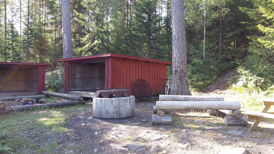 Två vindskydd vid Hemmesjösjön