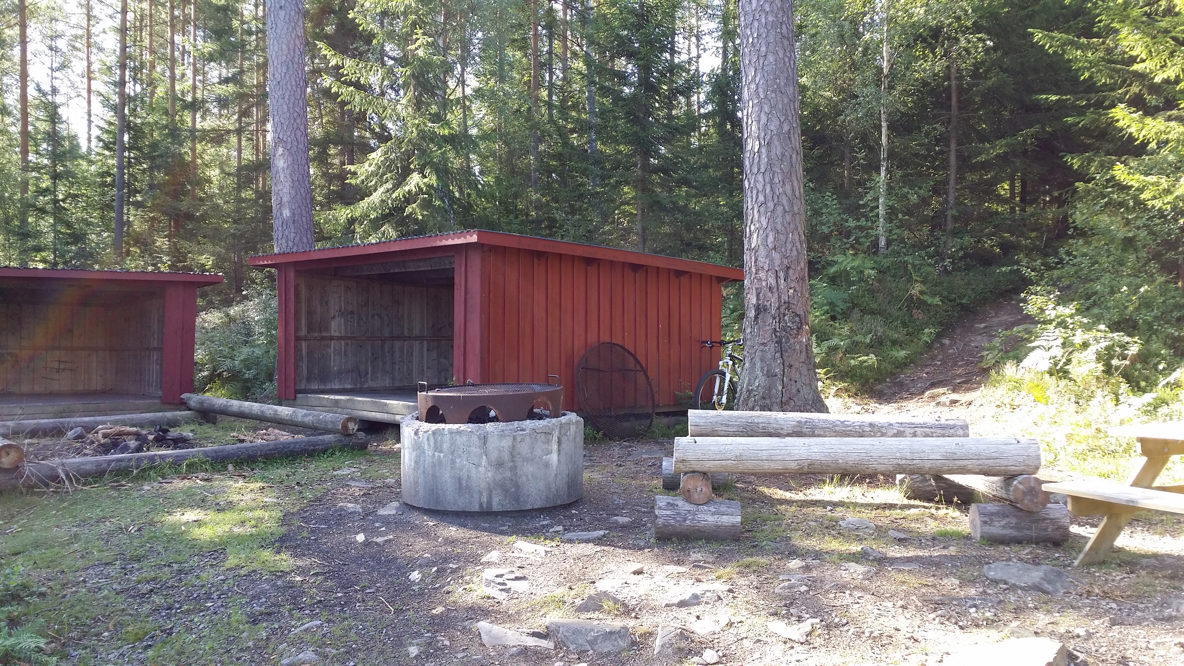 Två vindskydd vid Hemmesjösjön