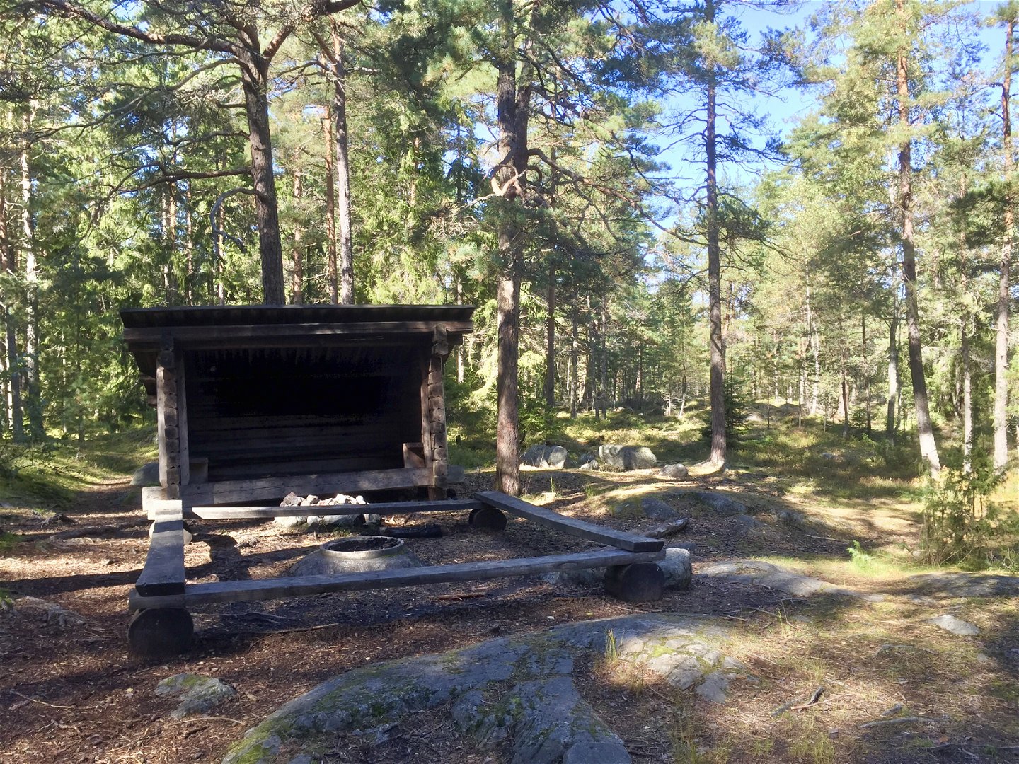 Vindskydd, eldstad och sittbänkar. Foto: Mats Larshagen.