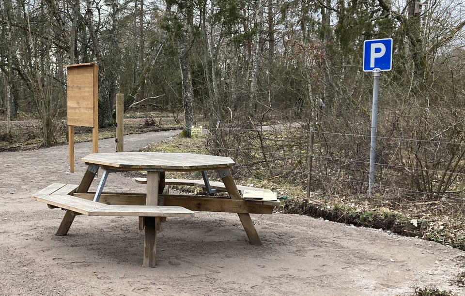 ett rastbord på parkeringen vid Beijershamn