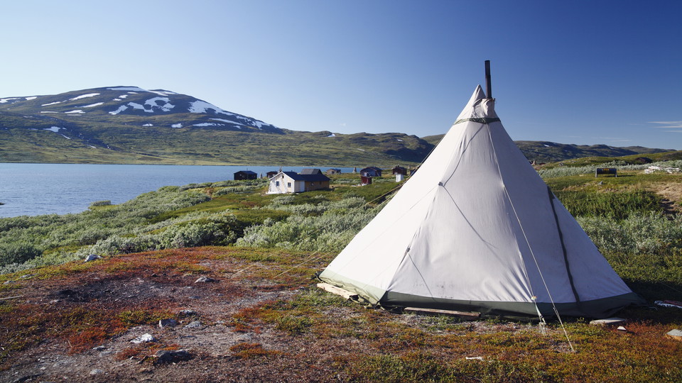 Tältkåta vid Laevas samebys sommarviste, Alésjavri.