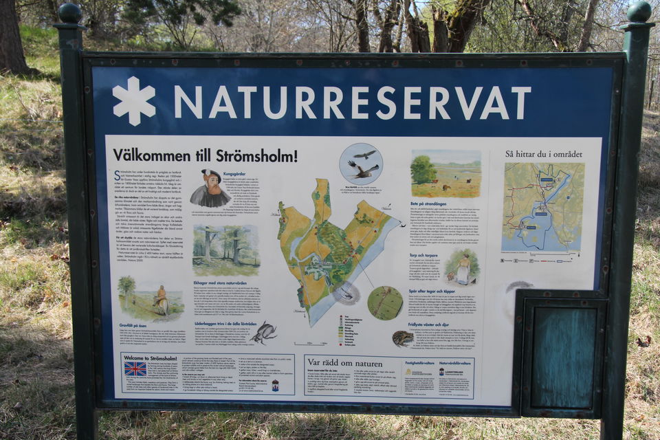 Informationstavla över naturreservatet.
