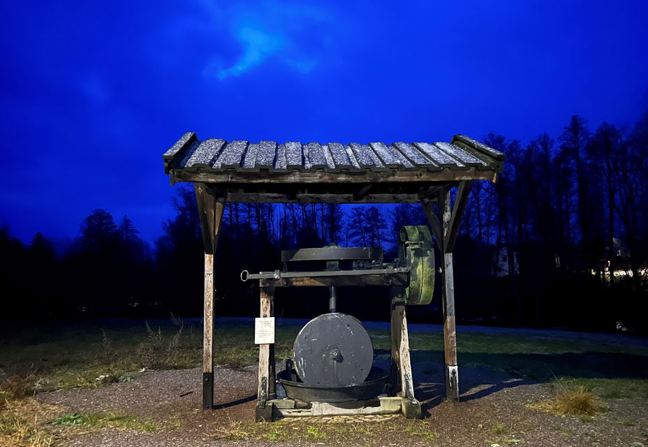 Bild över monumentet som är ett minnesmärke för glasbruket i Flerohopp.