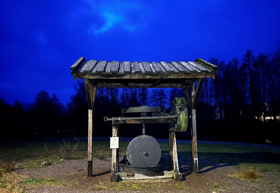 Bild över monumentet som är ett minnesmärke för glasbruket i Flerohopp.