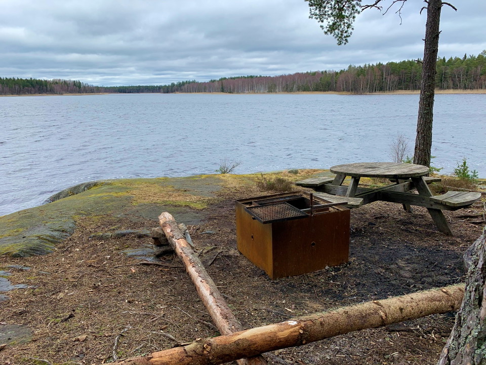 Rastplats längs leden, vid Kornans strand. 
