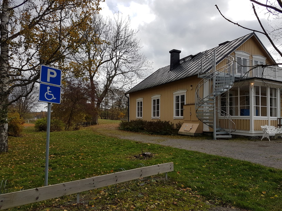 Handikapparkering Hustegaholm. Foto Lidingö stad.