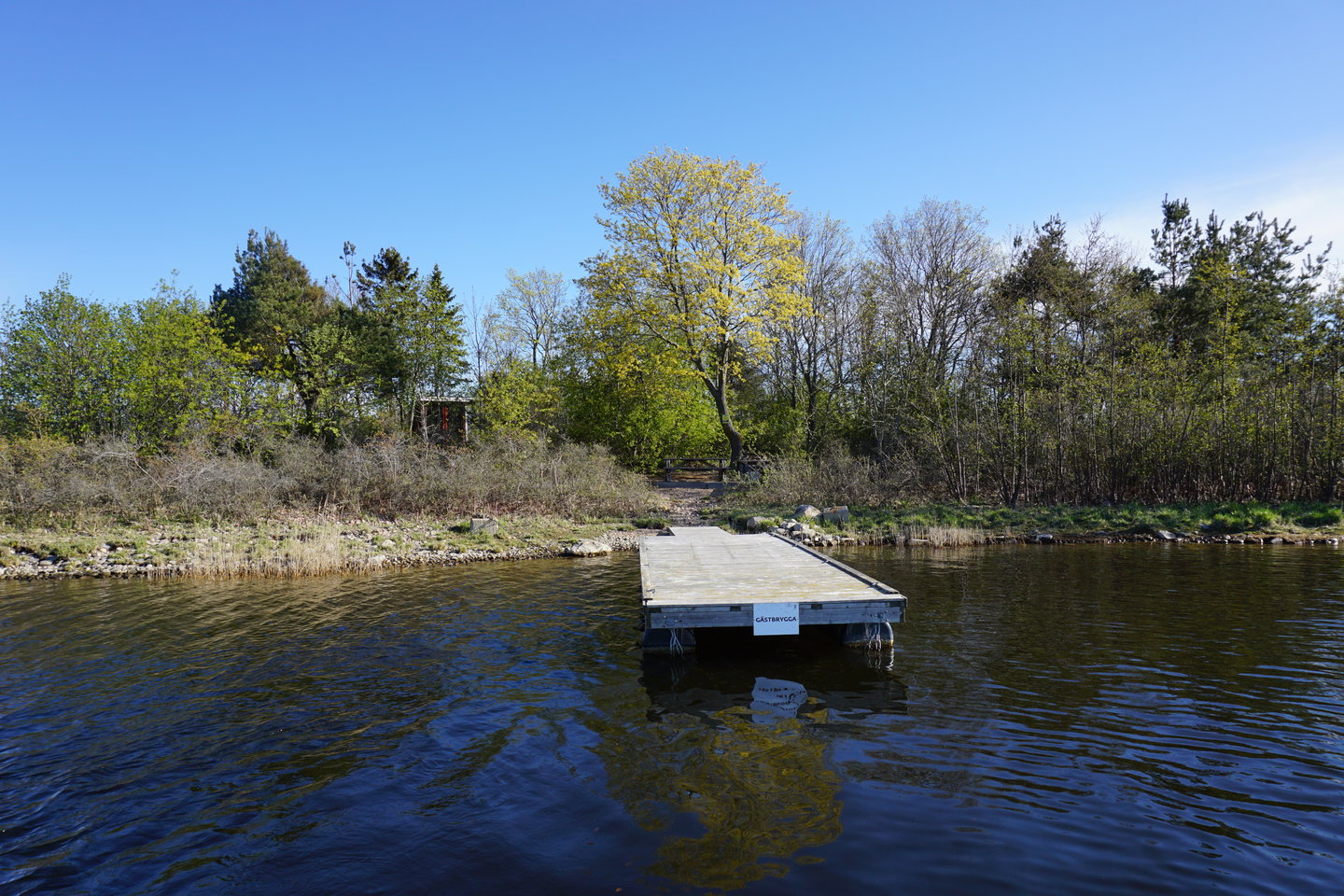 Gästbrygga i havet vid ön Sillrabben