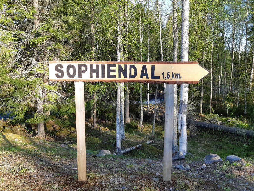 Stigen till Sophiendal är utmärkt med skyltar.